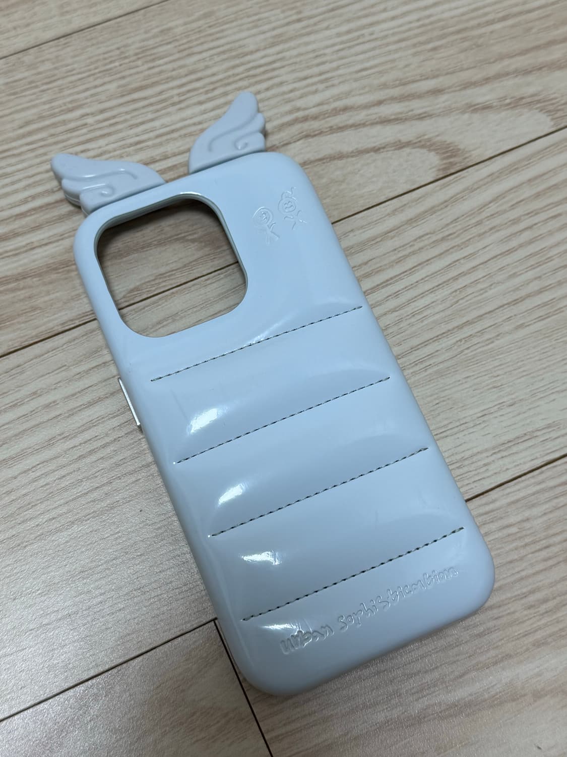 어반소피스티케이션 아이폰 15프로 날개 케이스 상품이미지1