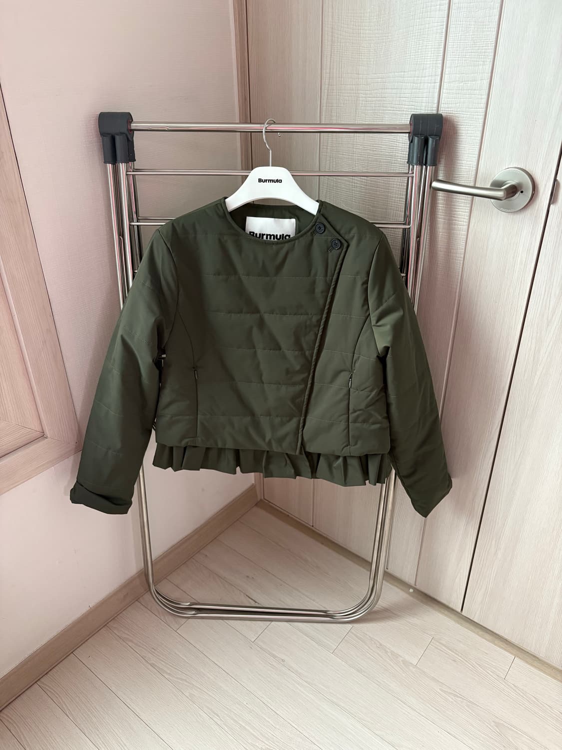 버뮬라 RUFFLE PADDED JACKET (KHAKI) 상품이미지2