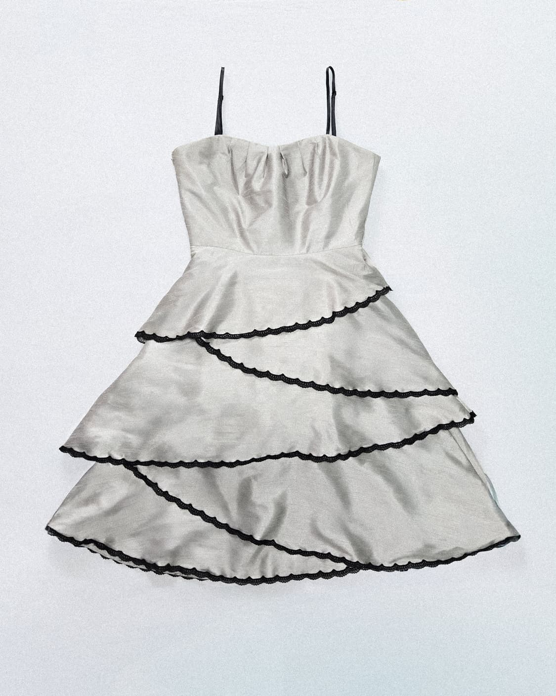 드레스데코 글로시 실버 커브드 티어 드레스 상품이미지2