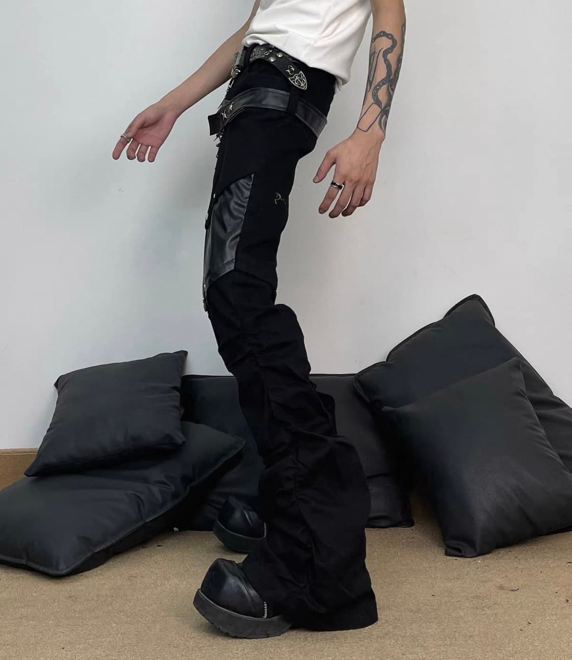 leather patch flared jeans 상품이미지3