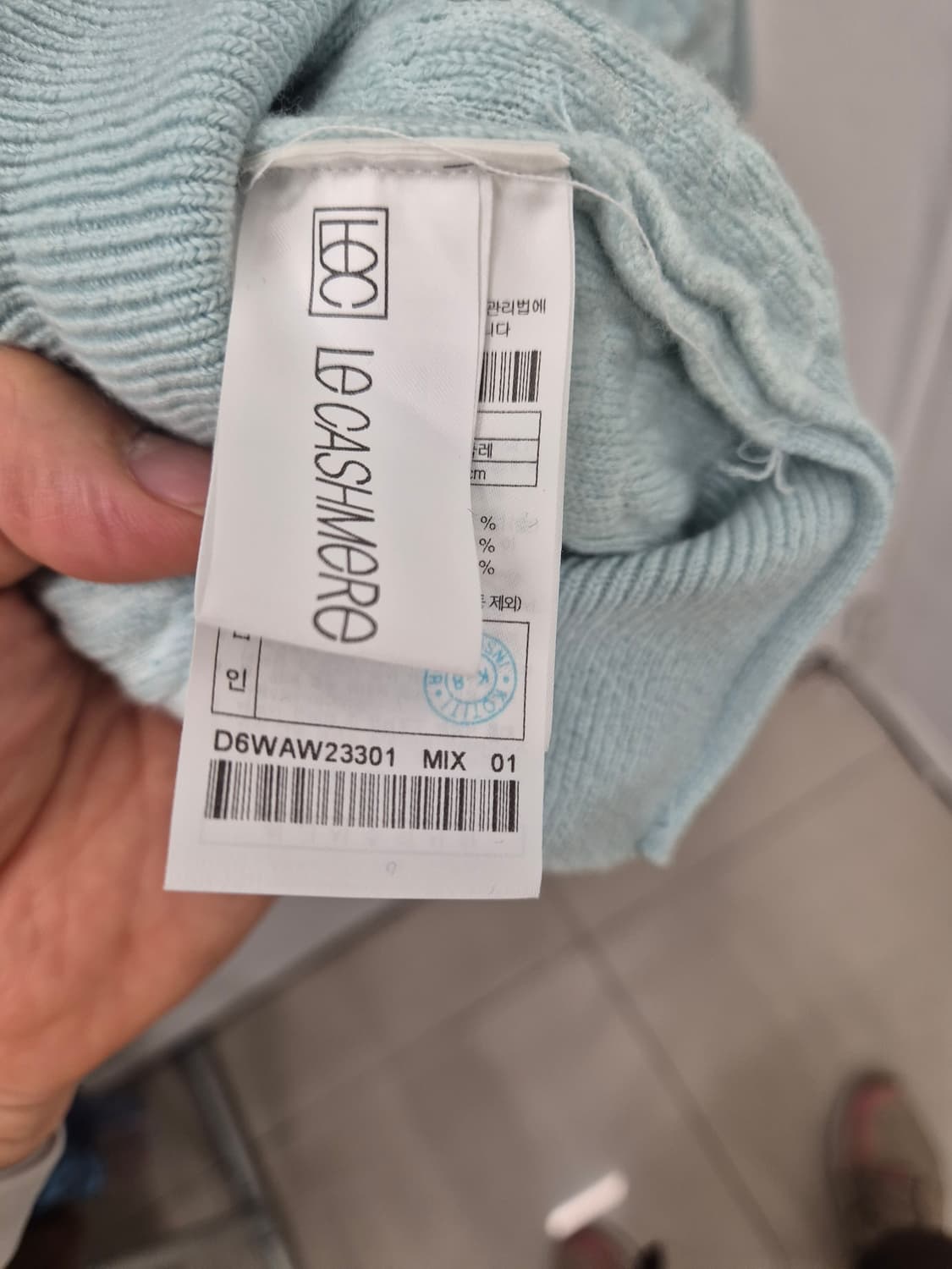LE CASHMERE 브랜드의 후드 
- 색상은 은은한 하늘색입 상품이미지4
