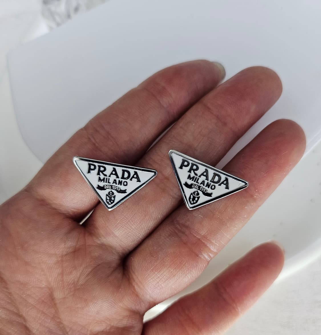 프라다 업사이클링 삼각로고 귀걸이 화이트 상품이미지2