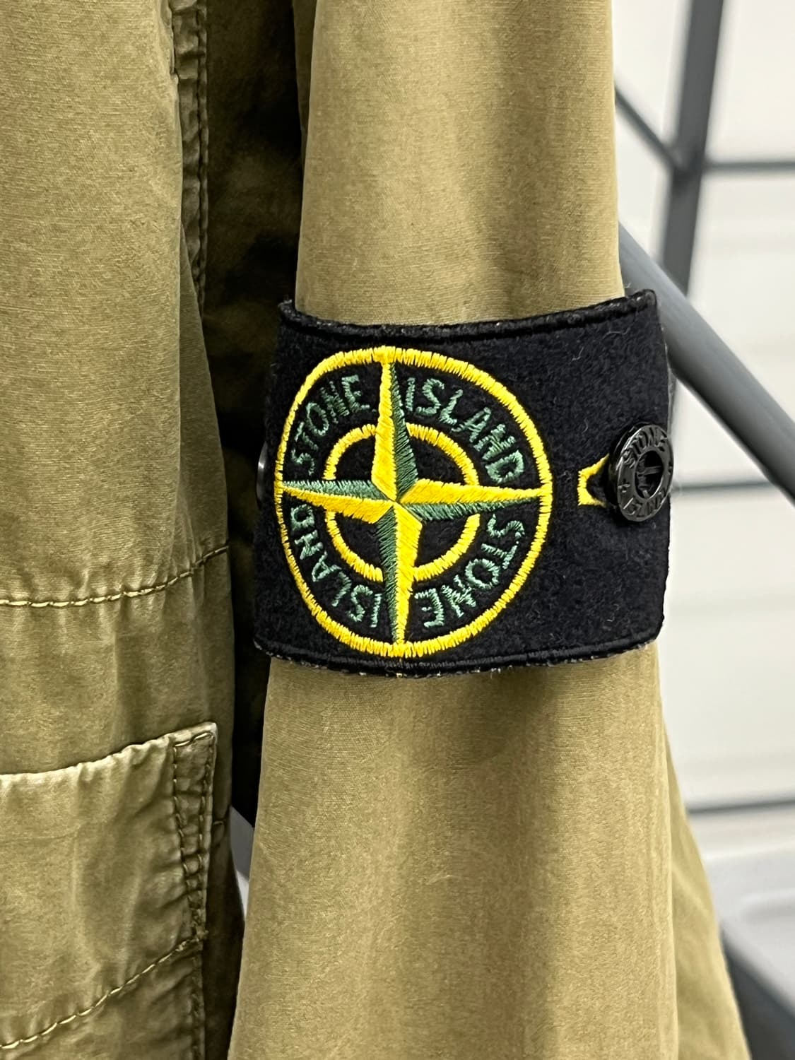 스톤아일랜드 와펜 올드이펙트 올리브 오버 셔츠 상품이미지3