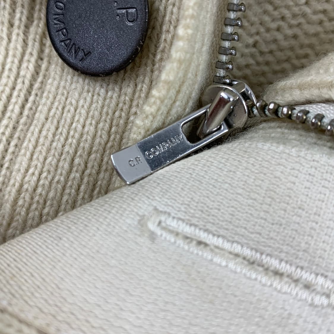 CP컴퍼니 쿼터집업 버튼 울 니트 아이보리  상품이미지4