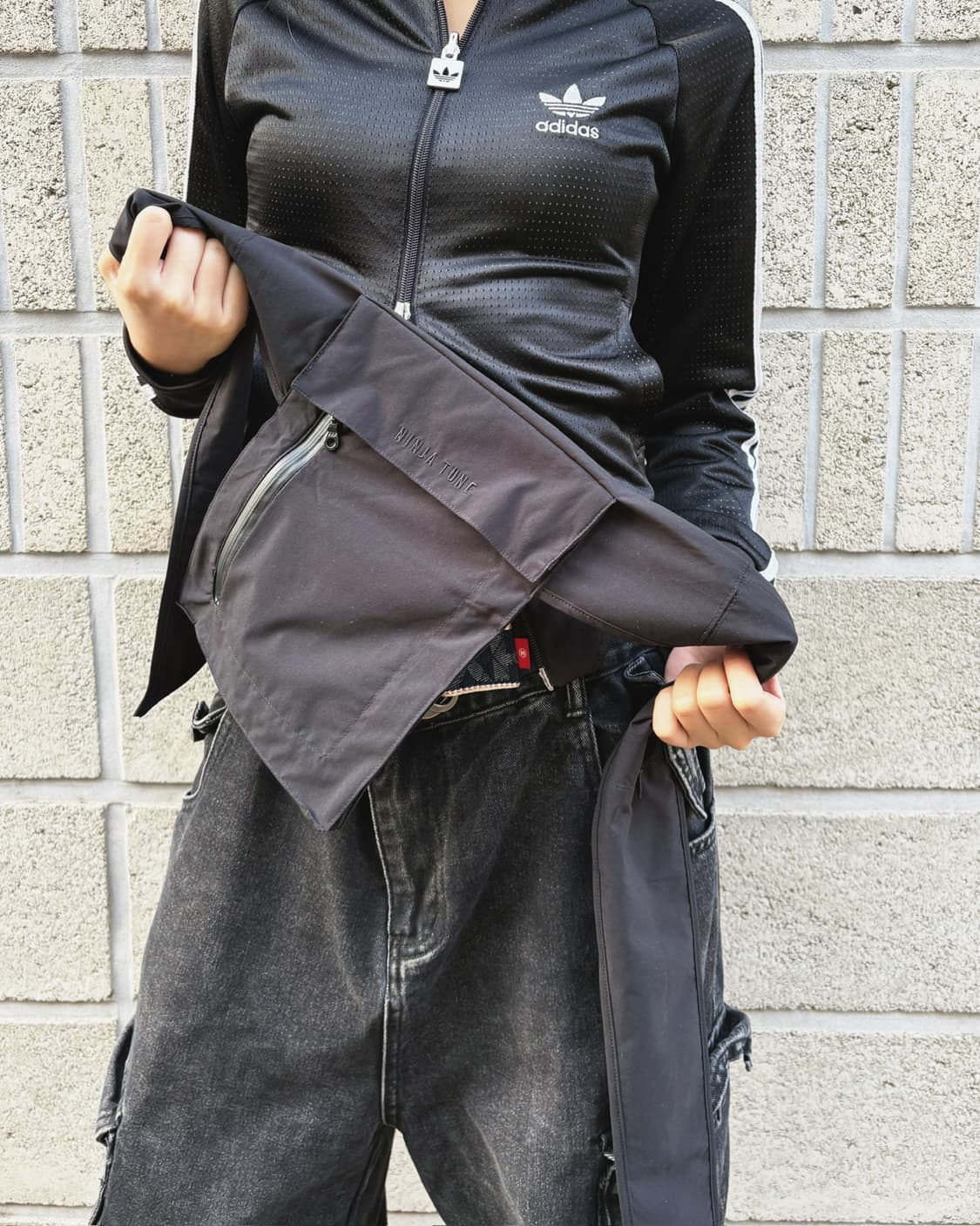 사스콰치 패브릭스 x 닌자튠 스트랩 포켓 슬링백 상품이미지1