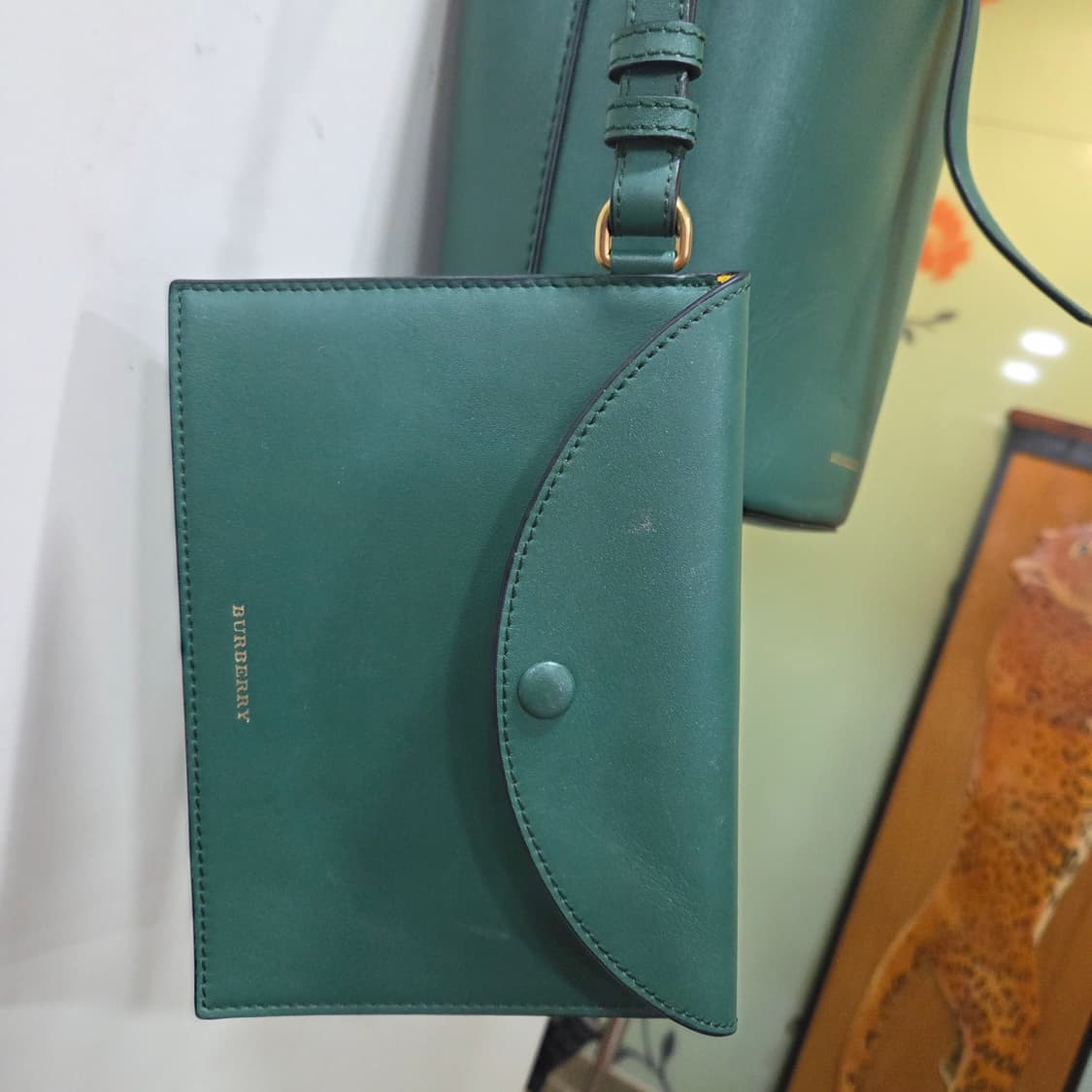 버버리 그린 레더 버킷백 상품이미지3