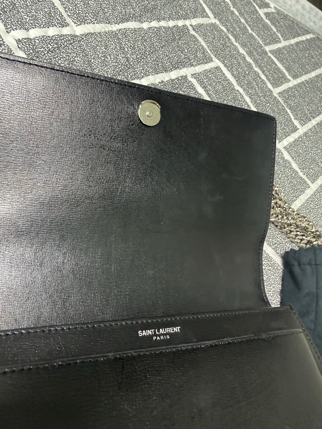 생로랑 스무스 레더 실버 모노그램 선셋 미디움백 블랙 상품이미지6