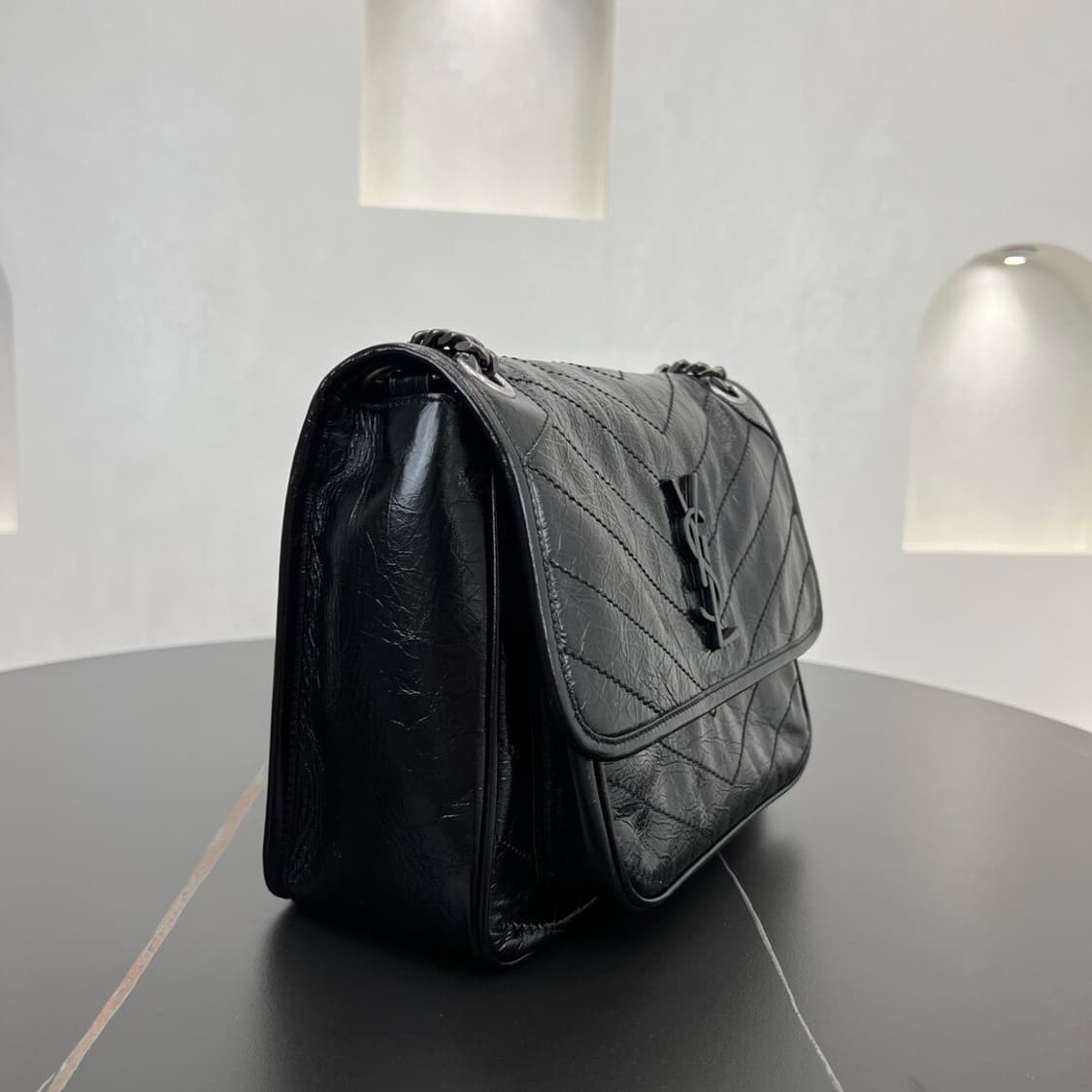 생로랑 크링클 빈티지 레더 블랙 모노그램 니키 미디움백 실버 체인 스트랩 상품이미지3