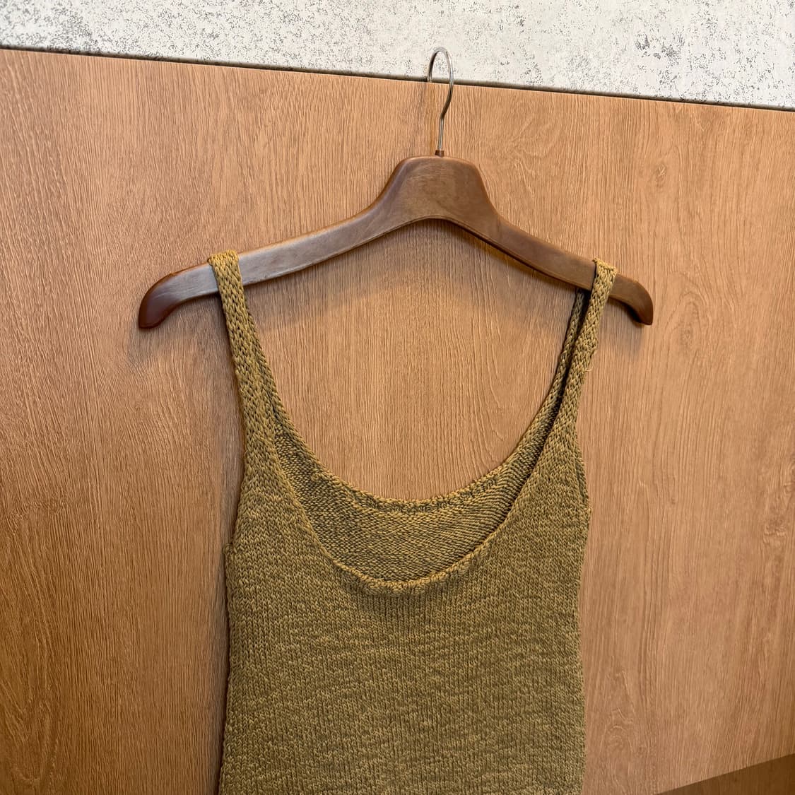 빈티지 라운드넥 스트랩 슬리브리스 니트 루즈핏 베이지 상품이미지3