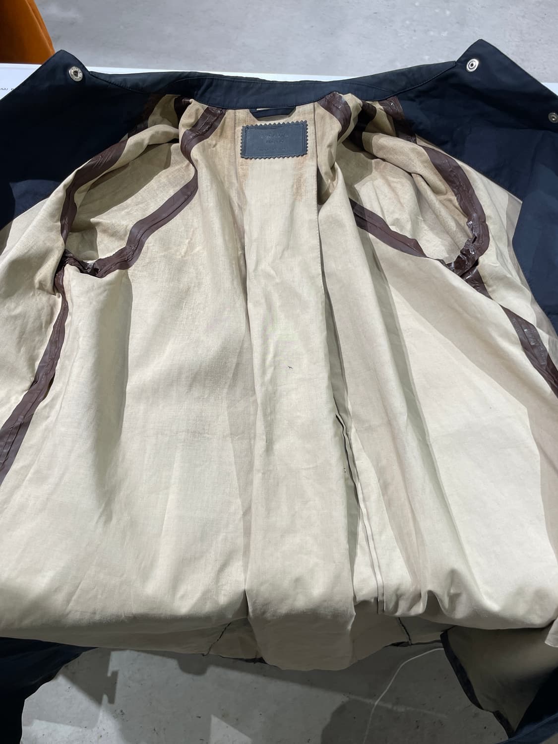 프라다 블랙 히든 스냅버튼 왁스 씬 코트 상품이미지10