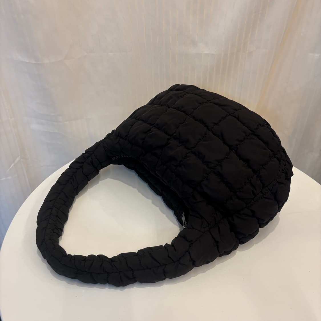 정품 COS 퀄티드 구름 숄더백     상품이미지5