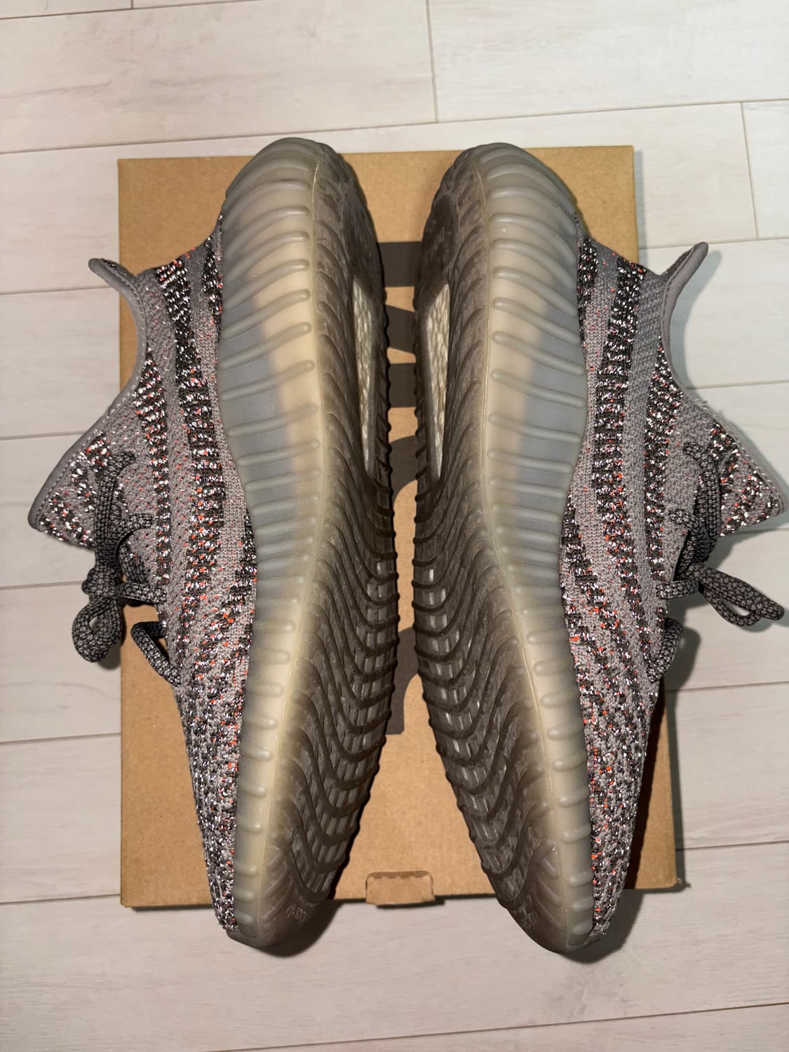 아디다스 이지 부스트 350 V2 벨루가 - 리플렉티브 275 상품이미지4