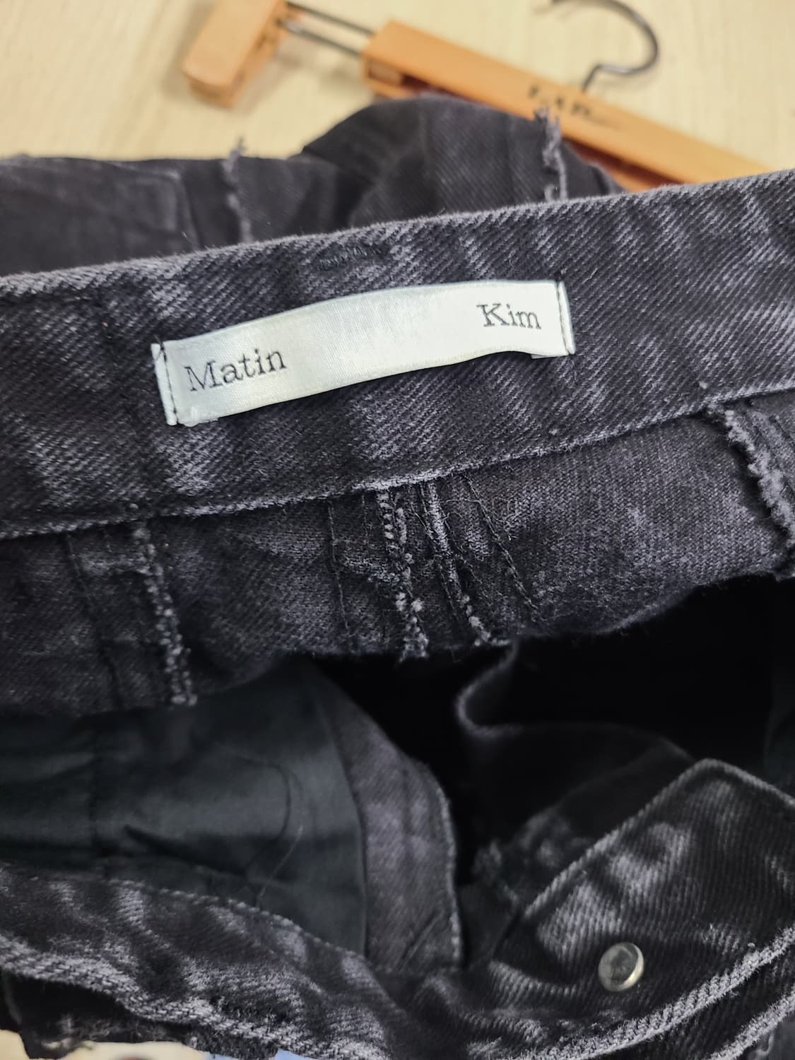 마뗑킴 커팅 루즈 블랙 데님팬츠 상품이미지4