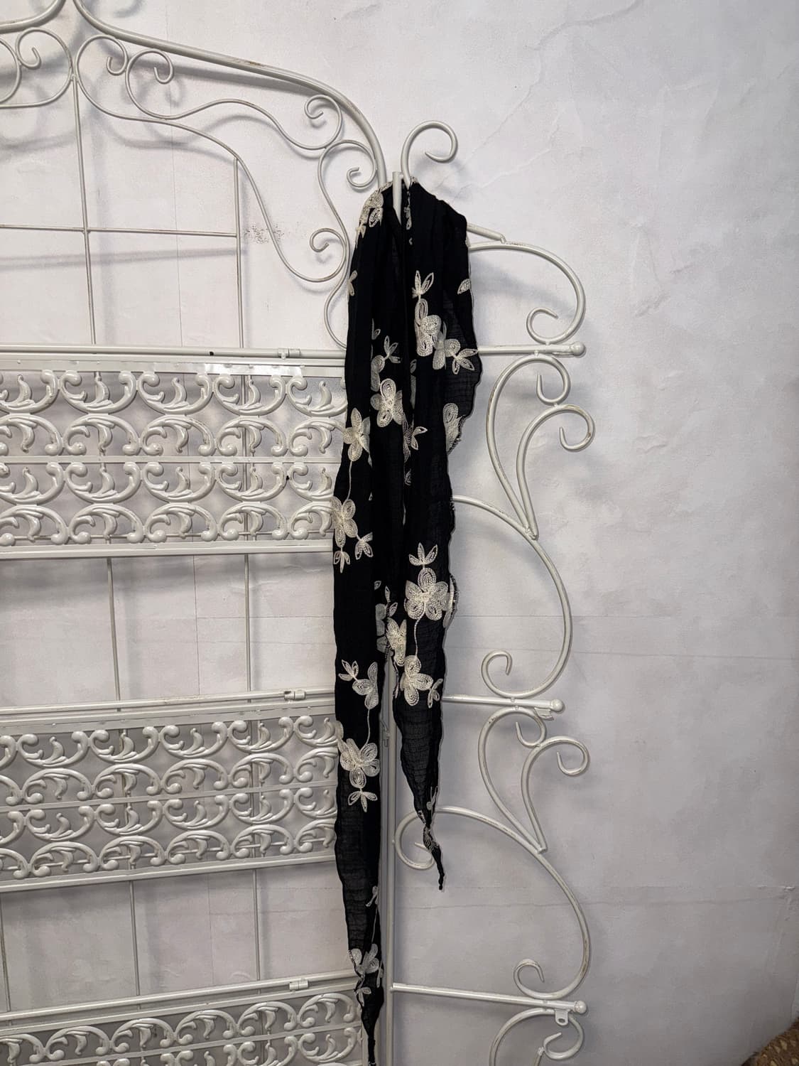 Black & white flower embroidered scarf 상품이미지3