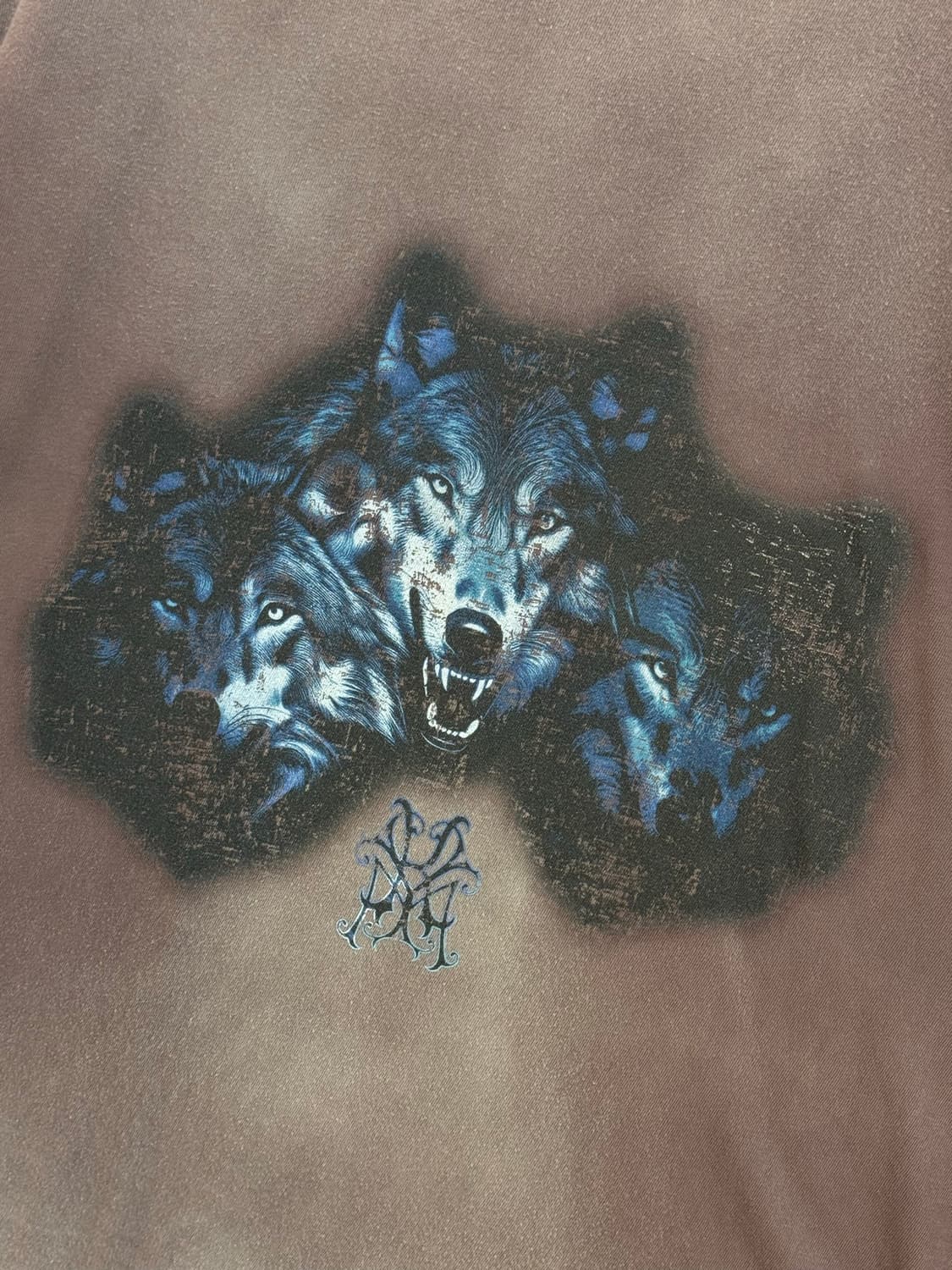 카미야 “KMY-WOLF” 디스트레스드 티셔츠 브라운 상품이미지3