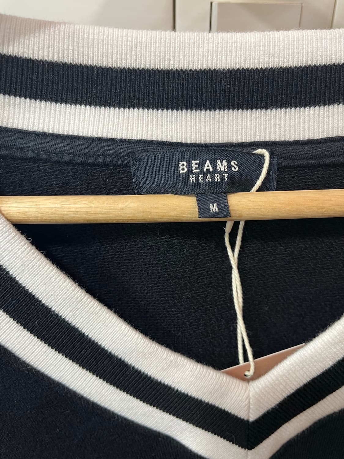 빔즈하트 브이넥 배색 블랙 맨투맨 상품이미지4