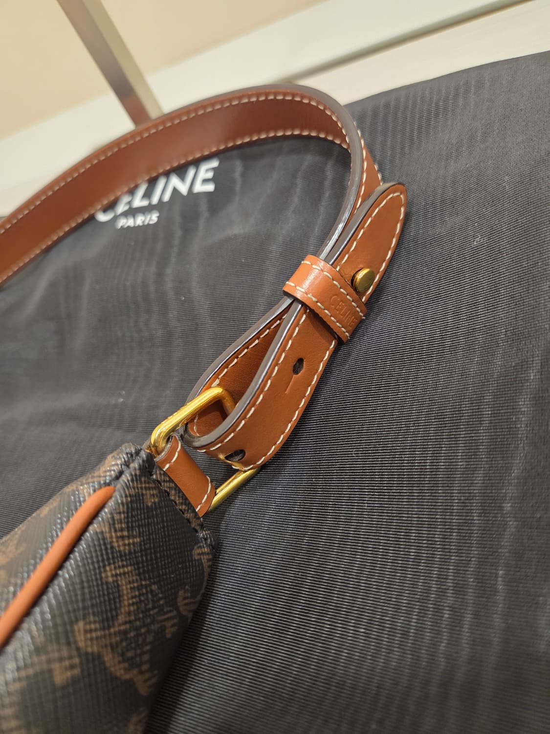 셀린느 트리옹프 아바백 미디움 상품이미지2