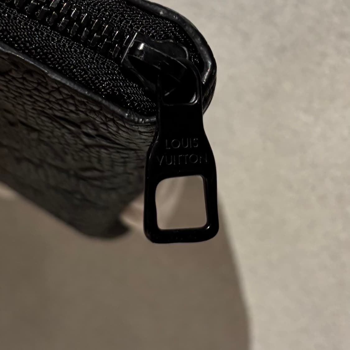 A / OS 루이비통 토뤼옹 지퍼돌이 장지갑 블랙 상품이미지4