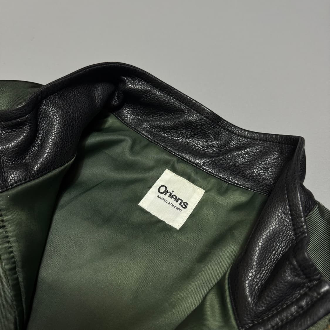 Oriens by 저널스탠다드 올리브컬러 에코레더 디테일 플라이트 자켓 상품이미지3