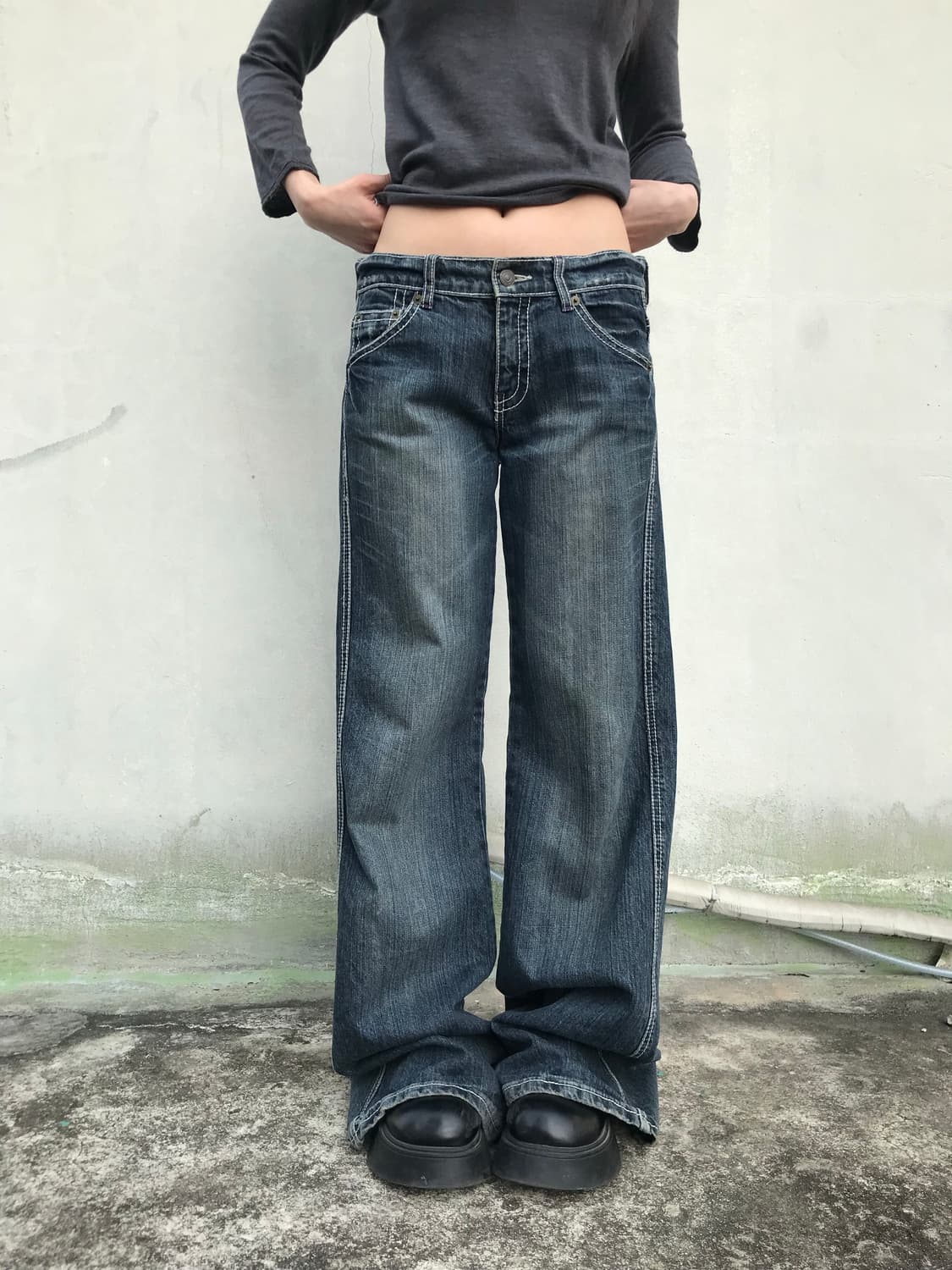 스티치 디테일 부츠컷 데님 팬츠 상품이미지1