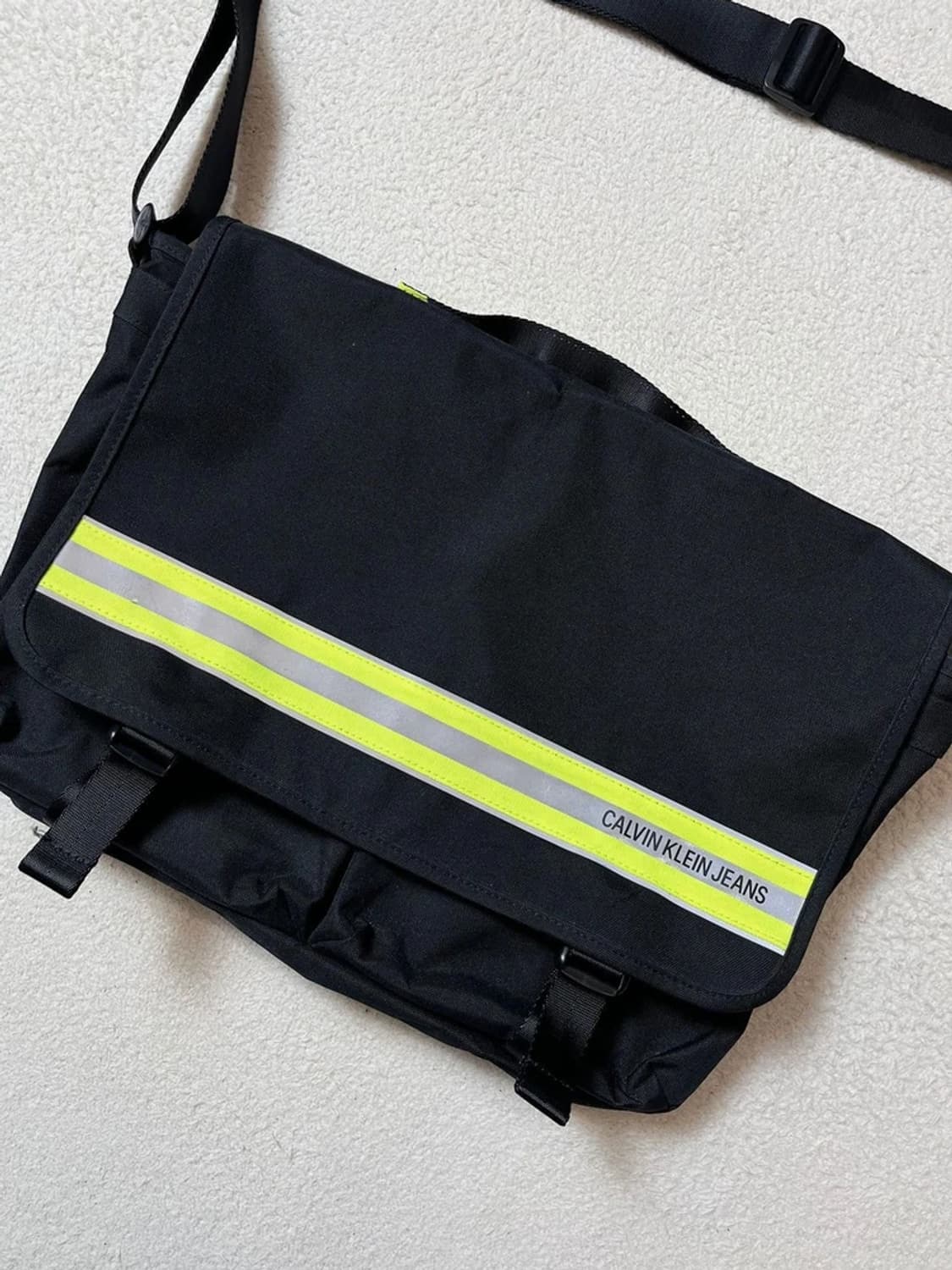 캘빈클라인진 세이프티 에센셜 메신저백 A1769 상품이미지2