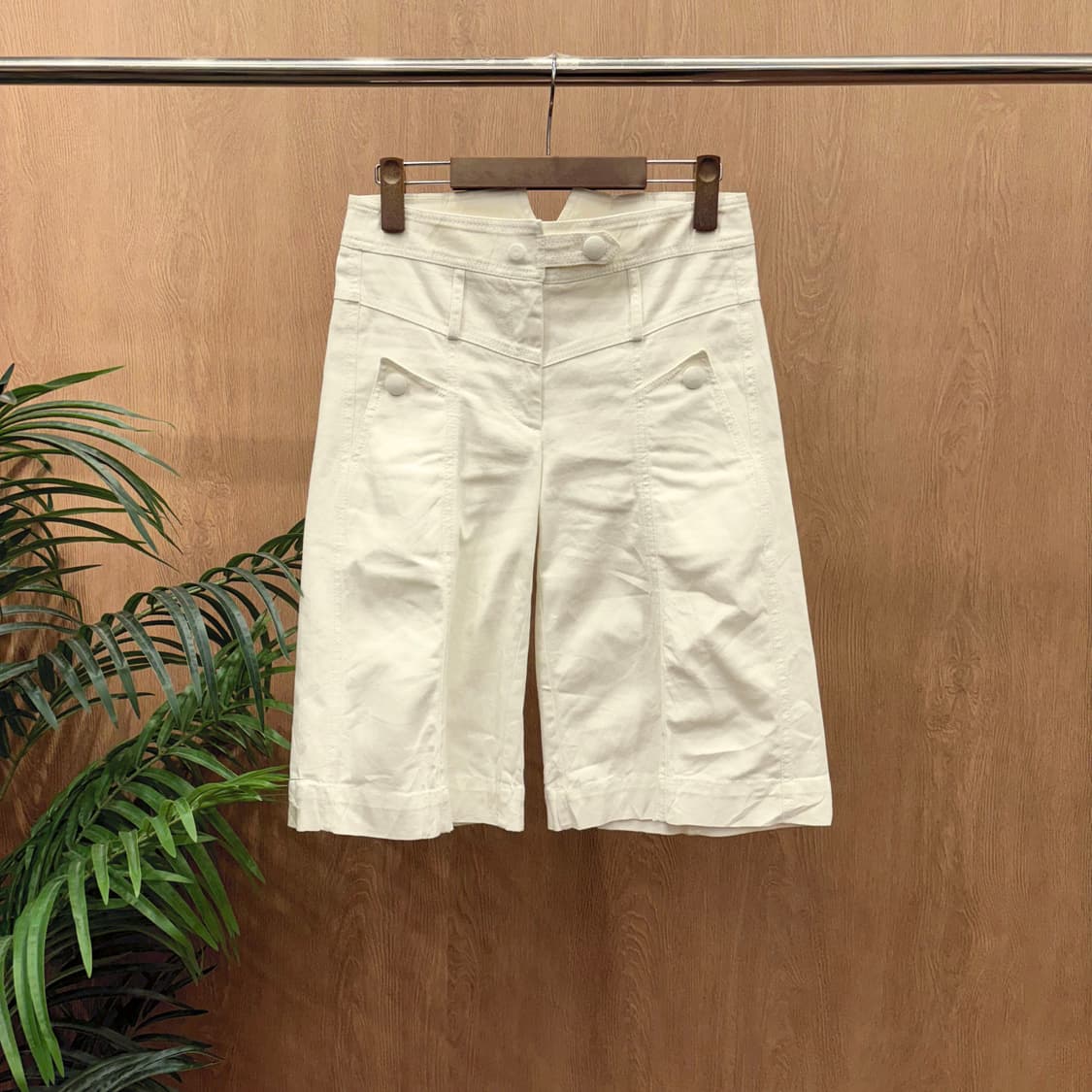 막스앤코 코튼 스트레치 버뮤다 팬츠 더블 버튼 V 슬릿 디테일 화이트 상품이미지1