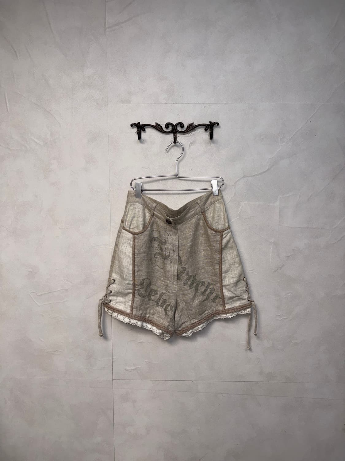 Beige linen laceup lettering shorts 상품이미지1