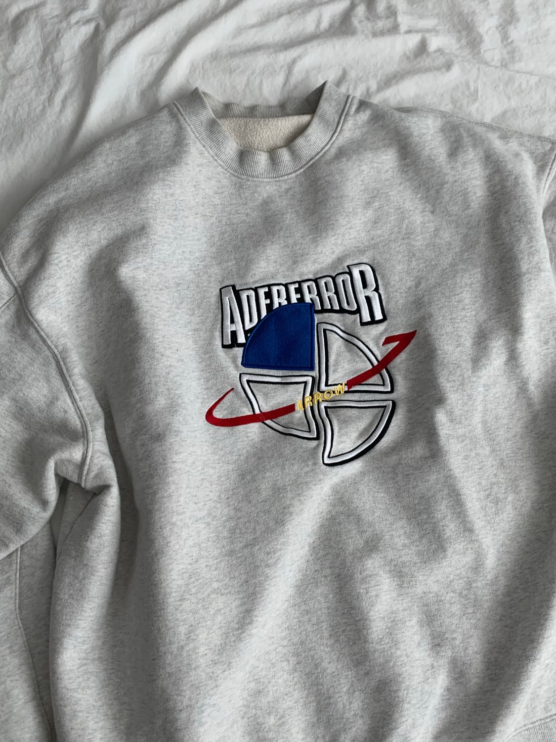 아더에러 슬라이스 맨투맨 상품이미지1