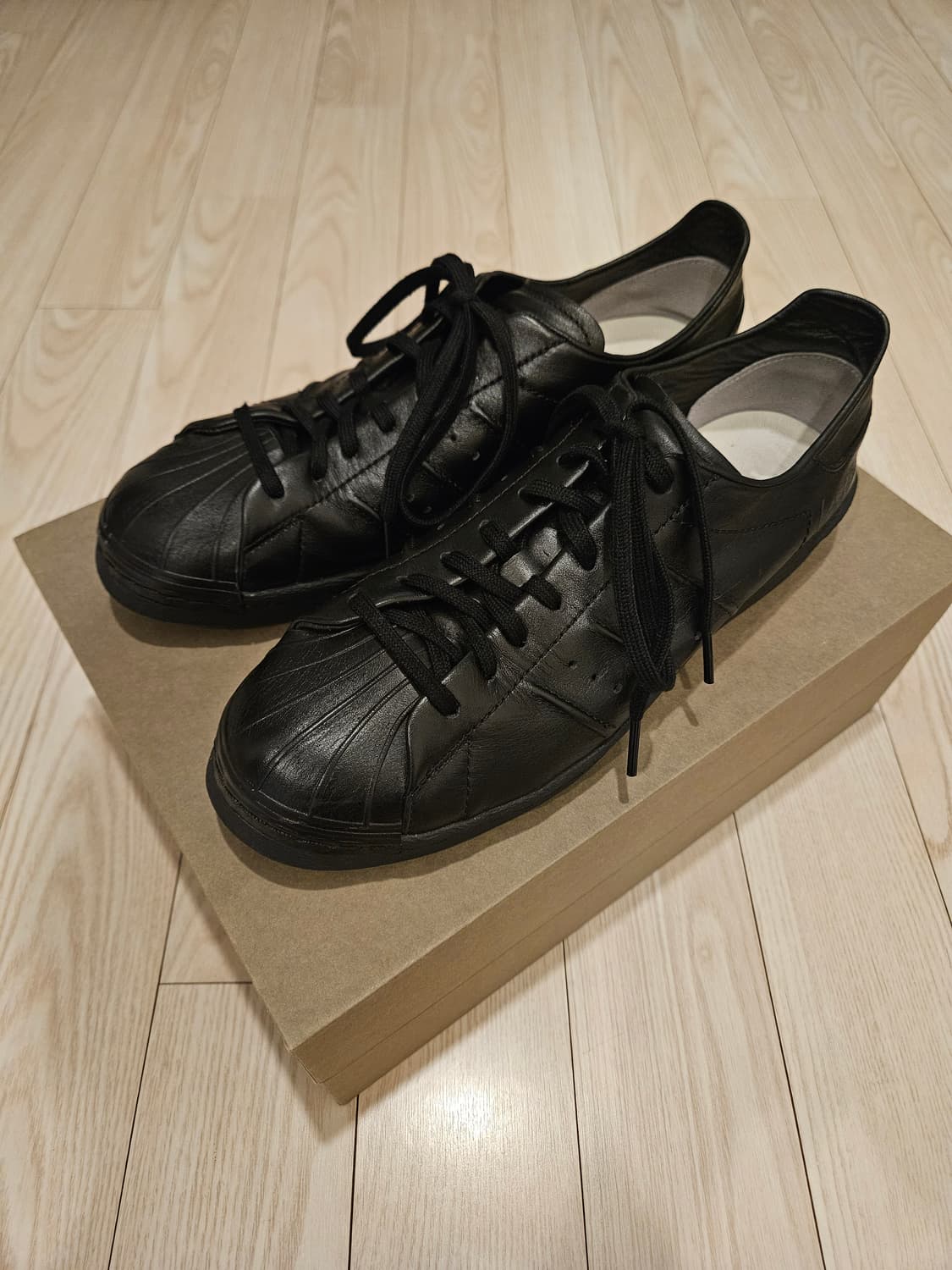 [42] Y-3 슈퍼스타 레더 트리플 블랙 상품이미지1