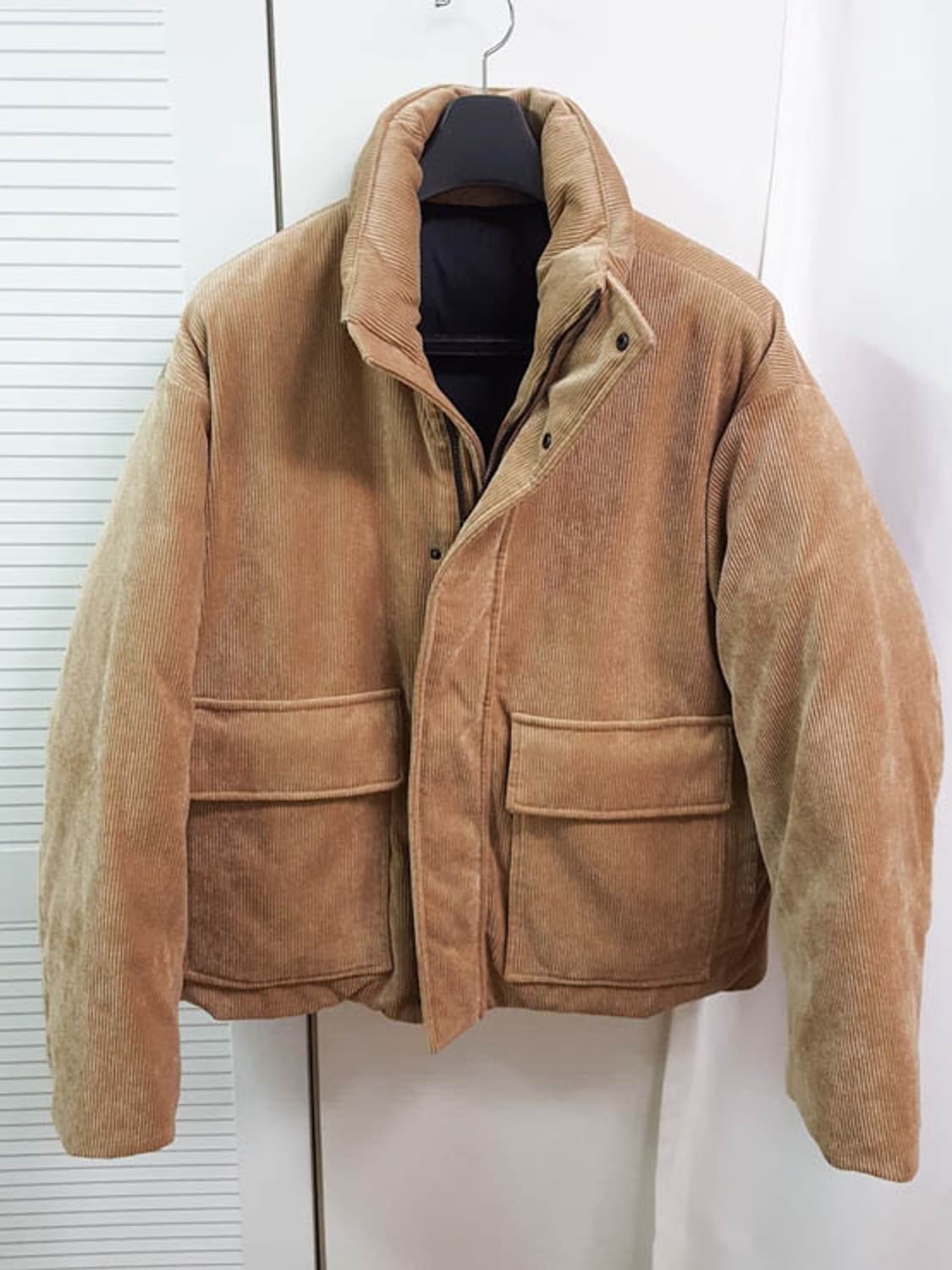 TNGT 남성 오버핏 코듀로이 구스다운 숏패딩 105-110

​ 상품이미지1