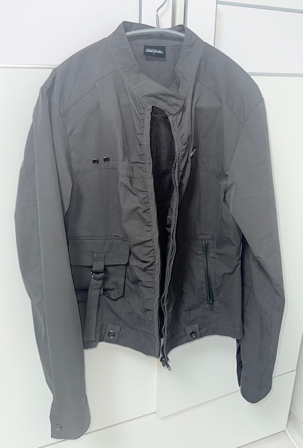 오드스튜디오 시그니처 셔링 코튼 바이커 자켓 챠콜 상품이미지3