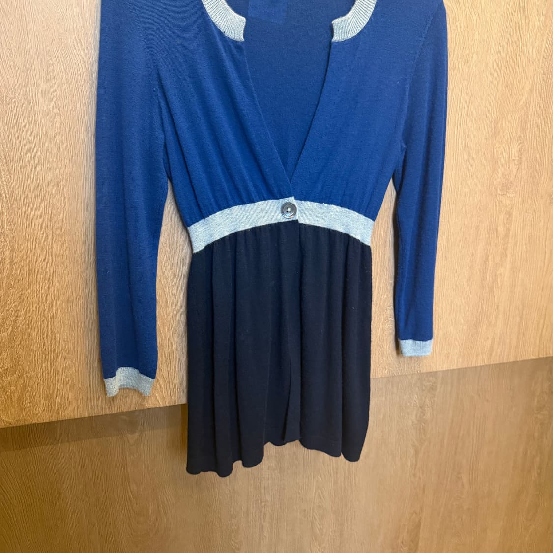 빈스 캐시미어 니트 가디건 그레이 배색 하프 오픈 버튼 디테일 네이비 상품이미지4