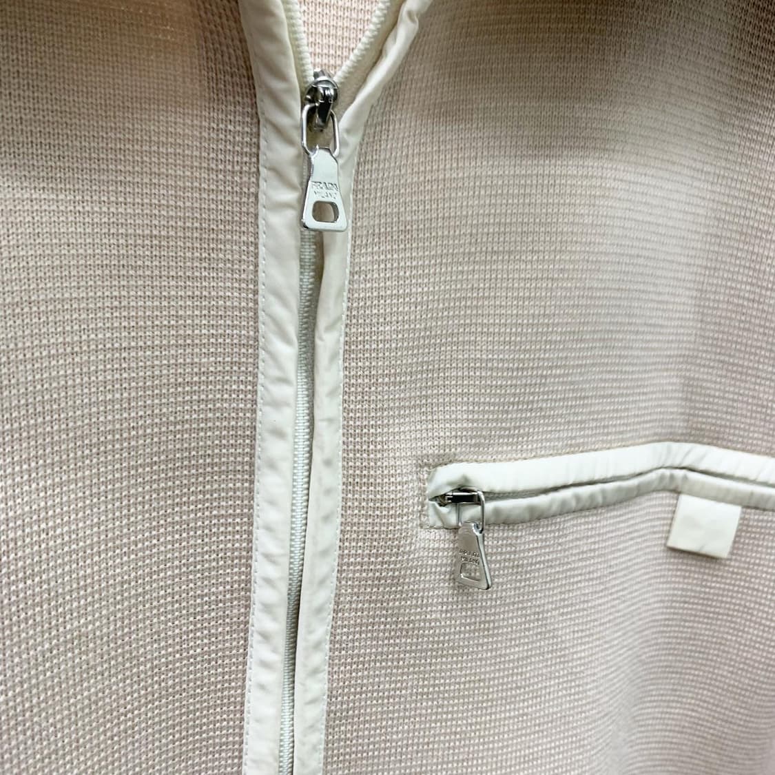 프라다 베이지 나일론 패치 디테일 하프집업 니트  상품이미지6