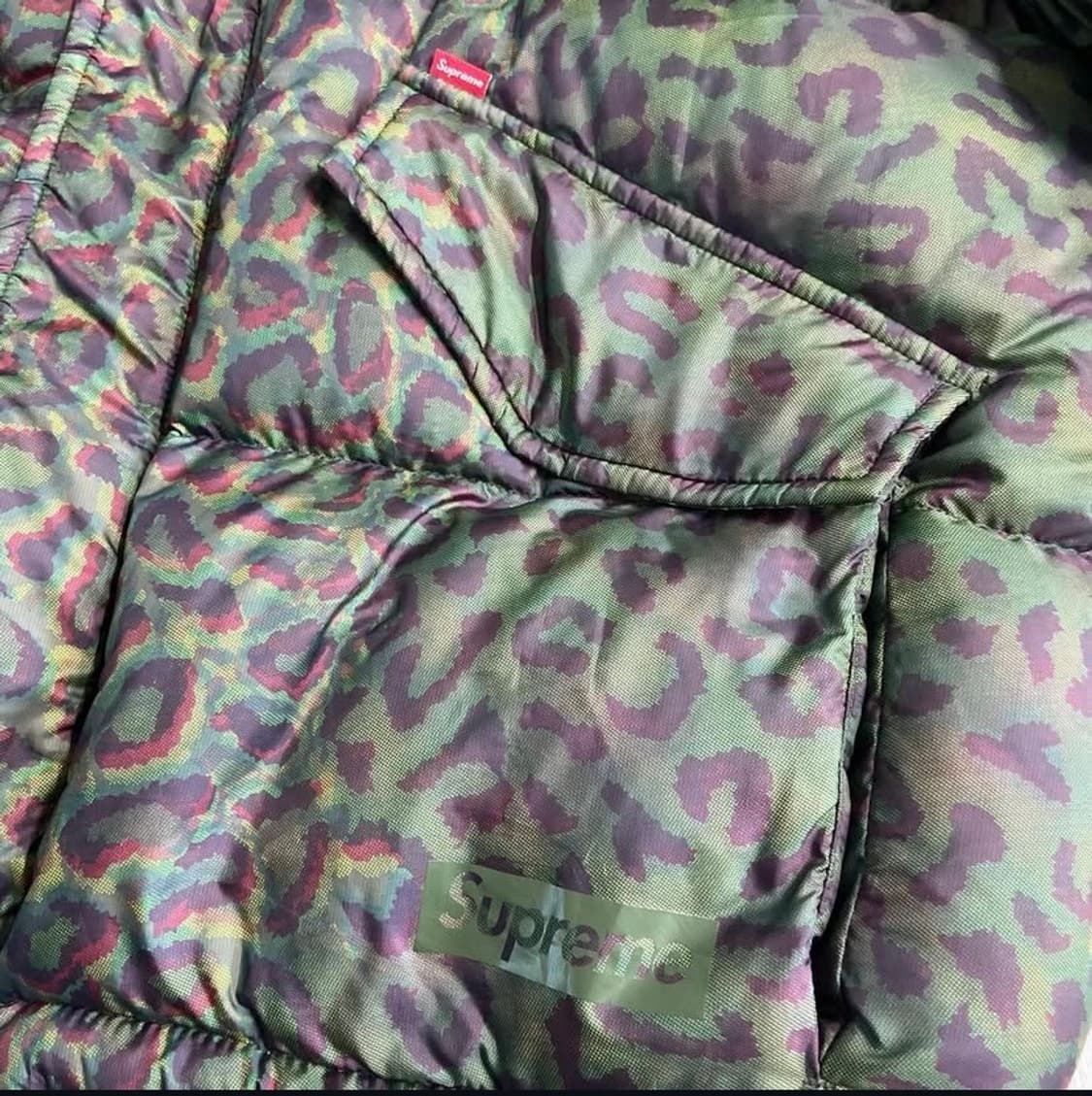 [M]FW24 슈프림 700필다운 홀로그램 레오파드 패딩 상품이미지4