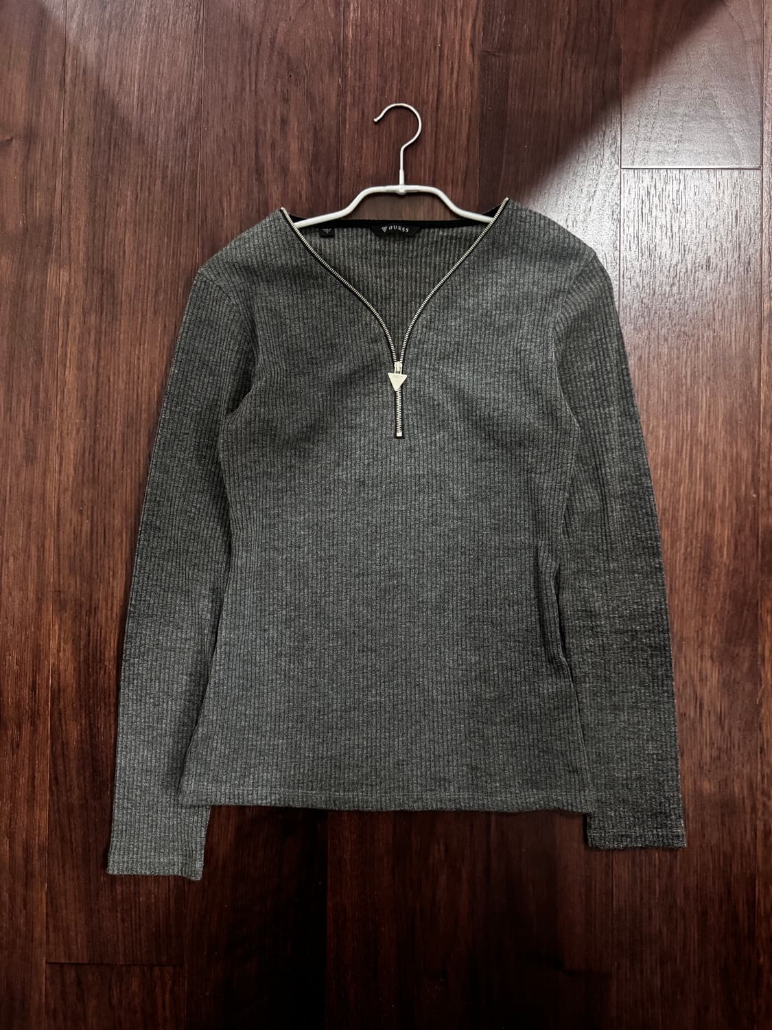 게스 브이넥 지퍼티 상품이미지1