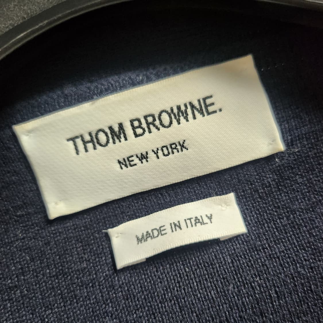 톰브라운 밀라노스티치 금장 가디건 신형
사이즈 2 / 사용감 적음 상품이미지5