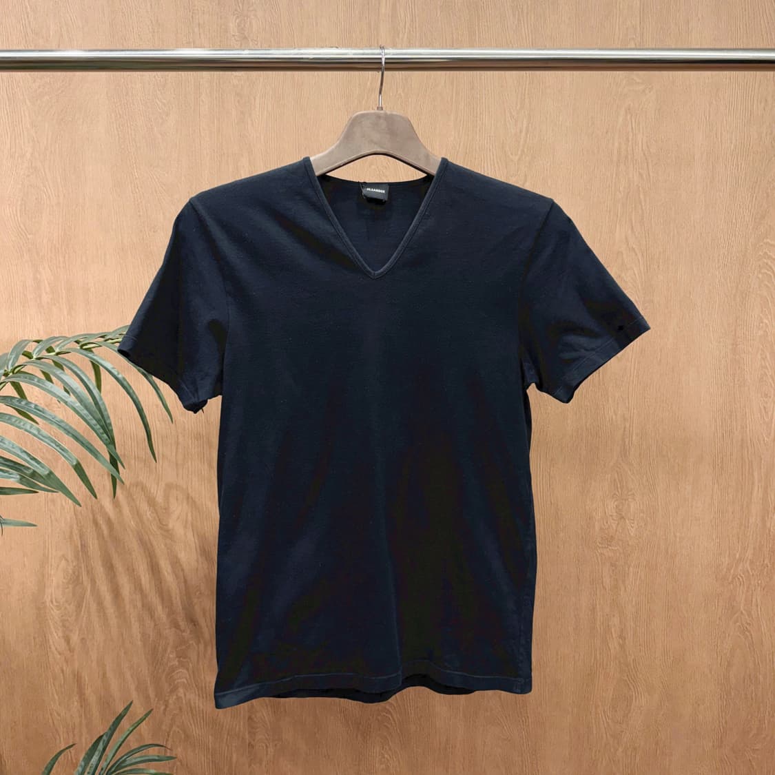 질샌더 브이넥 코튼 반팔 티셔츠 미니멀 백로고 디테일 블랙 상품이미지1