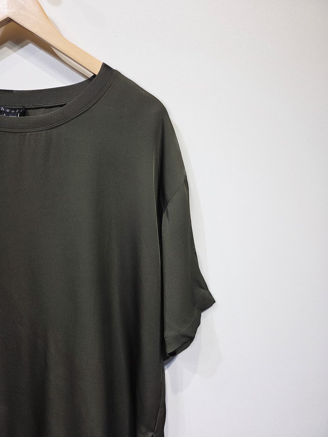 띠어리 Theory 올리브그린 실크 반팔_S 상품이미지4
