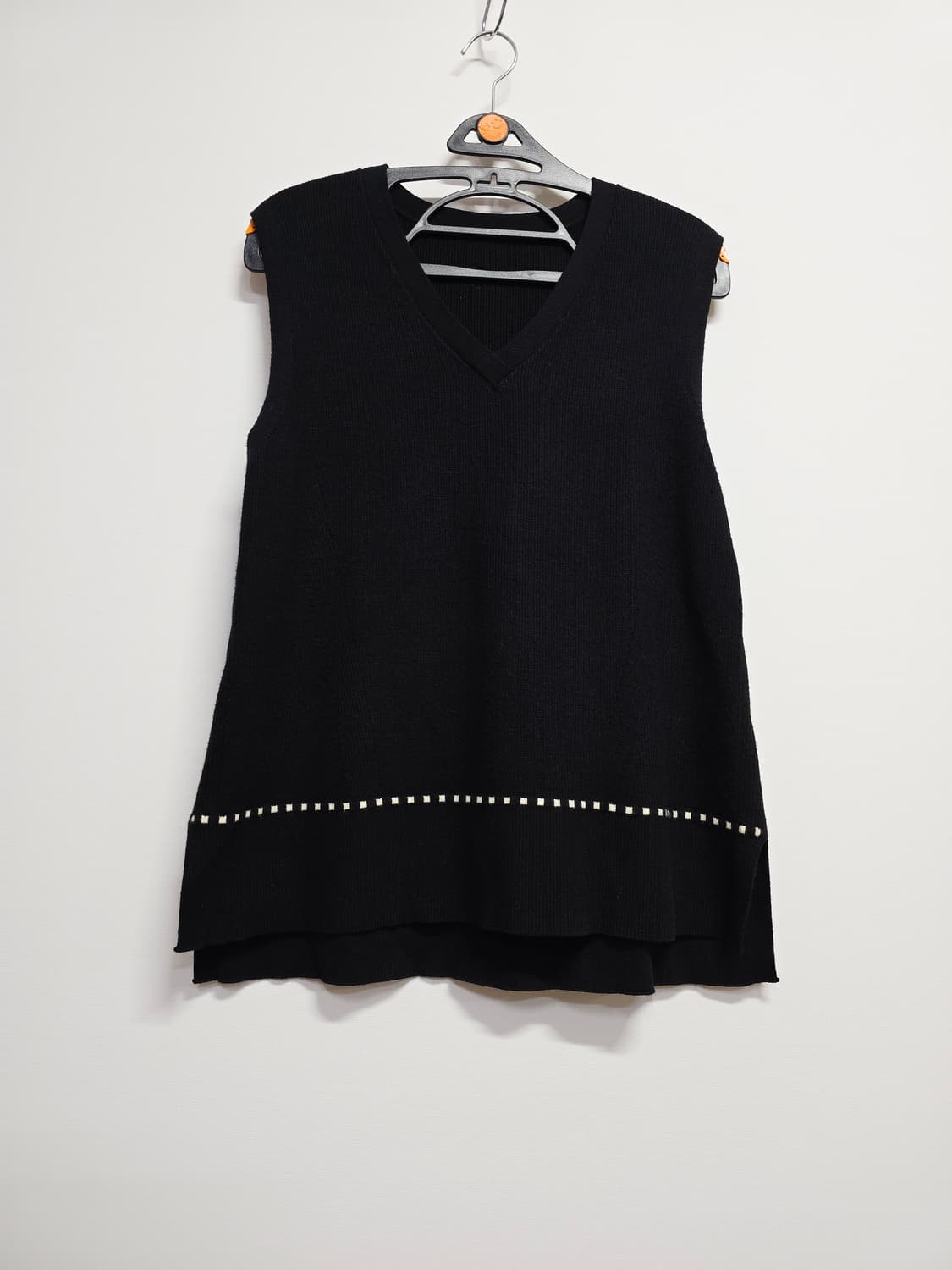 요하넥스 검정색 브이넥 니트 조끼 상품이미지1