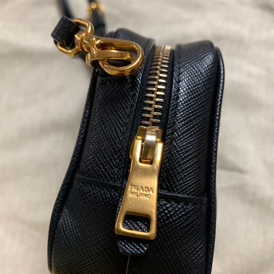 정품) 프라다 블랙 사피아노 미니 크로스백 금장 상품이미지3