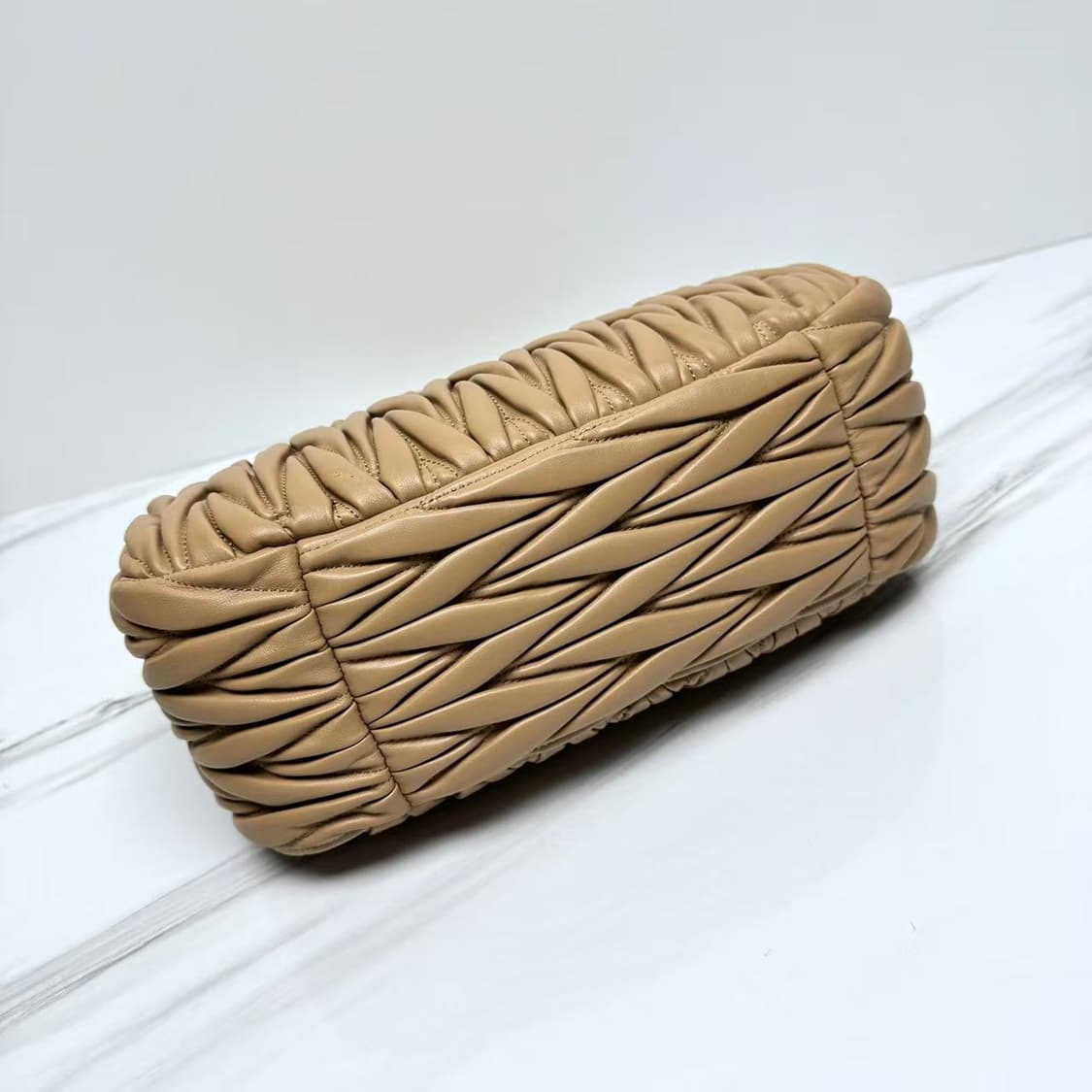 미우 미우 완더 마테라쎄 나파 레더 호보백 카라멜 상품이미지6