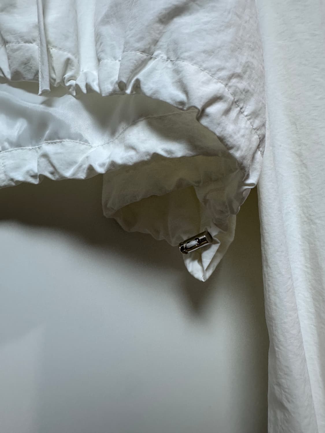 어썸에이치 화이트 크롭 후드 바람막이 자켓 상품이미지3