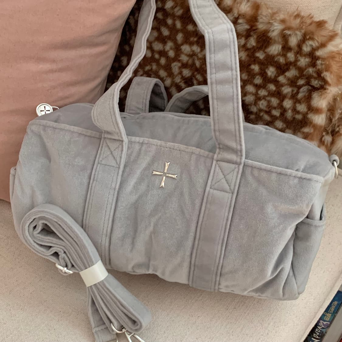 새상품 카하라 발레리나 백 벨벳 그레이 컬러 발레 더플백 가방 상품이미지3