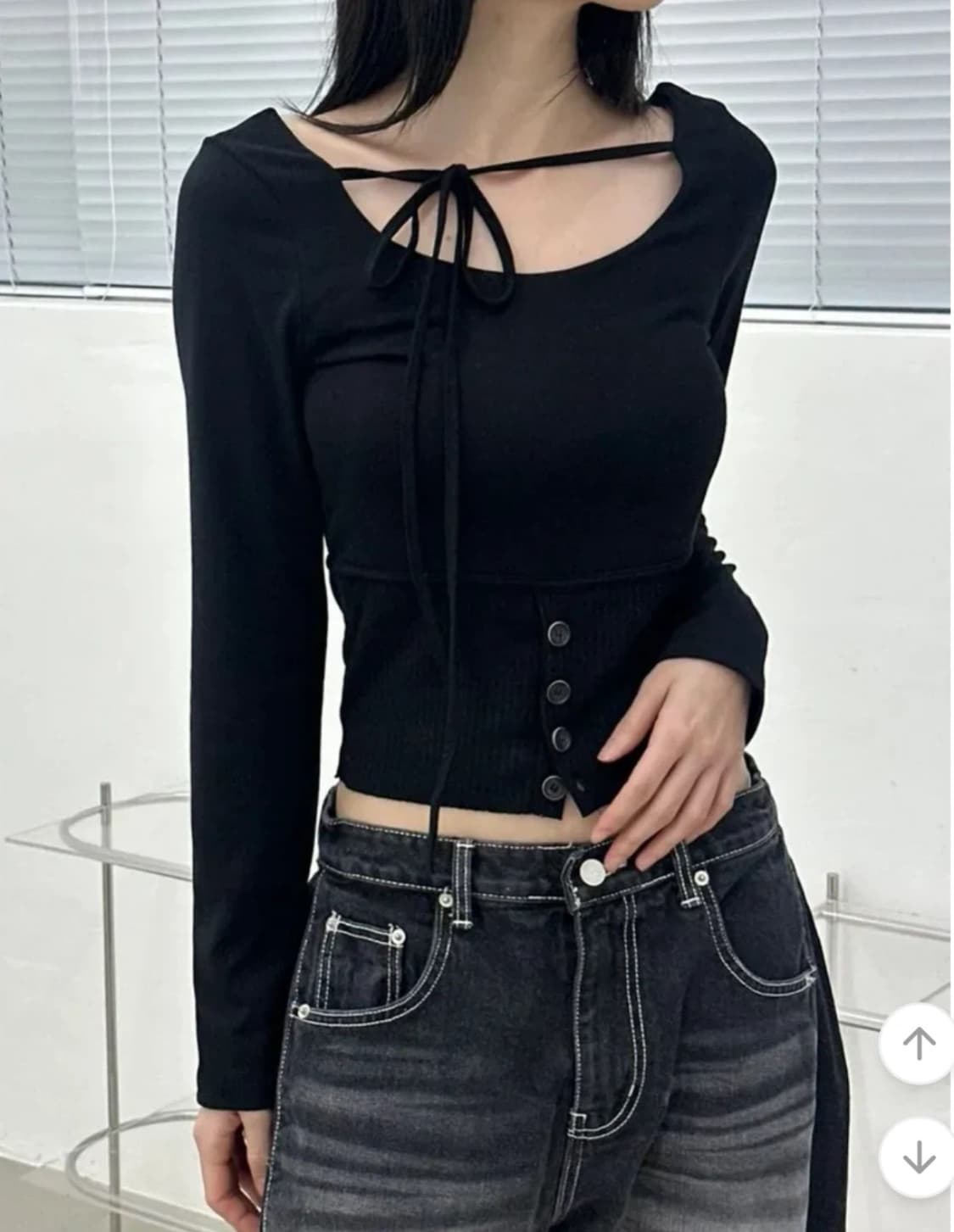 스트랩 버튼 티  상품이미지1