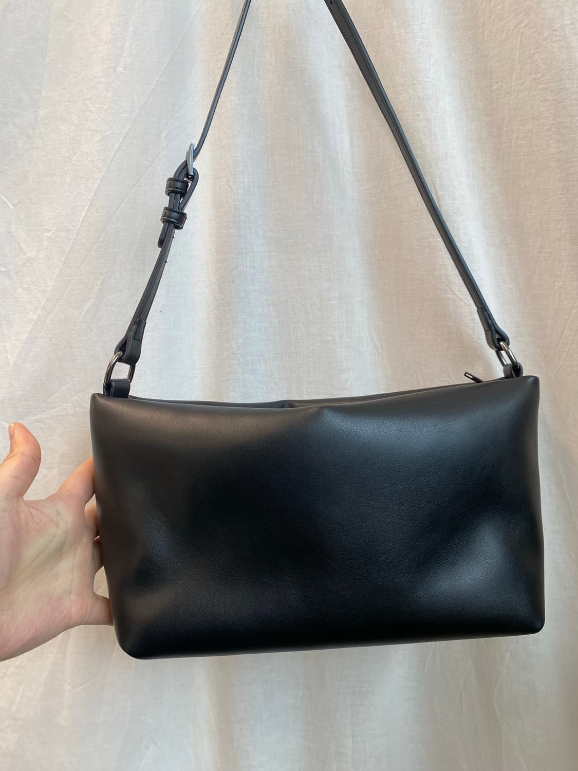 Hvisk 비건레더 블랙 패디드 숄더백 상품이미지4