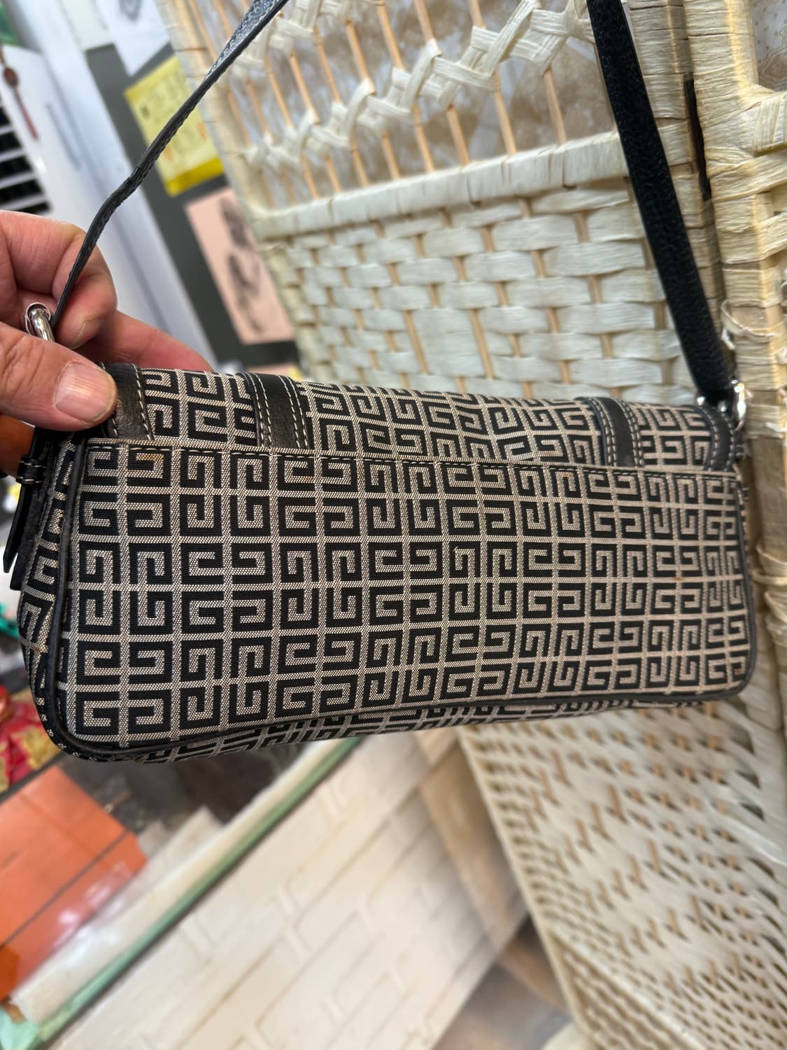 정품 지방시 빈티지 모노그램 숄더백 팝니다 상품이미지4