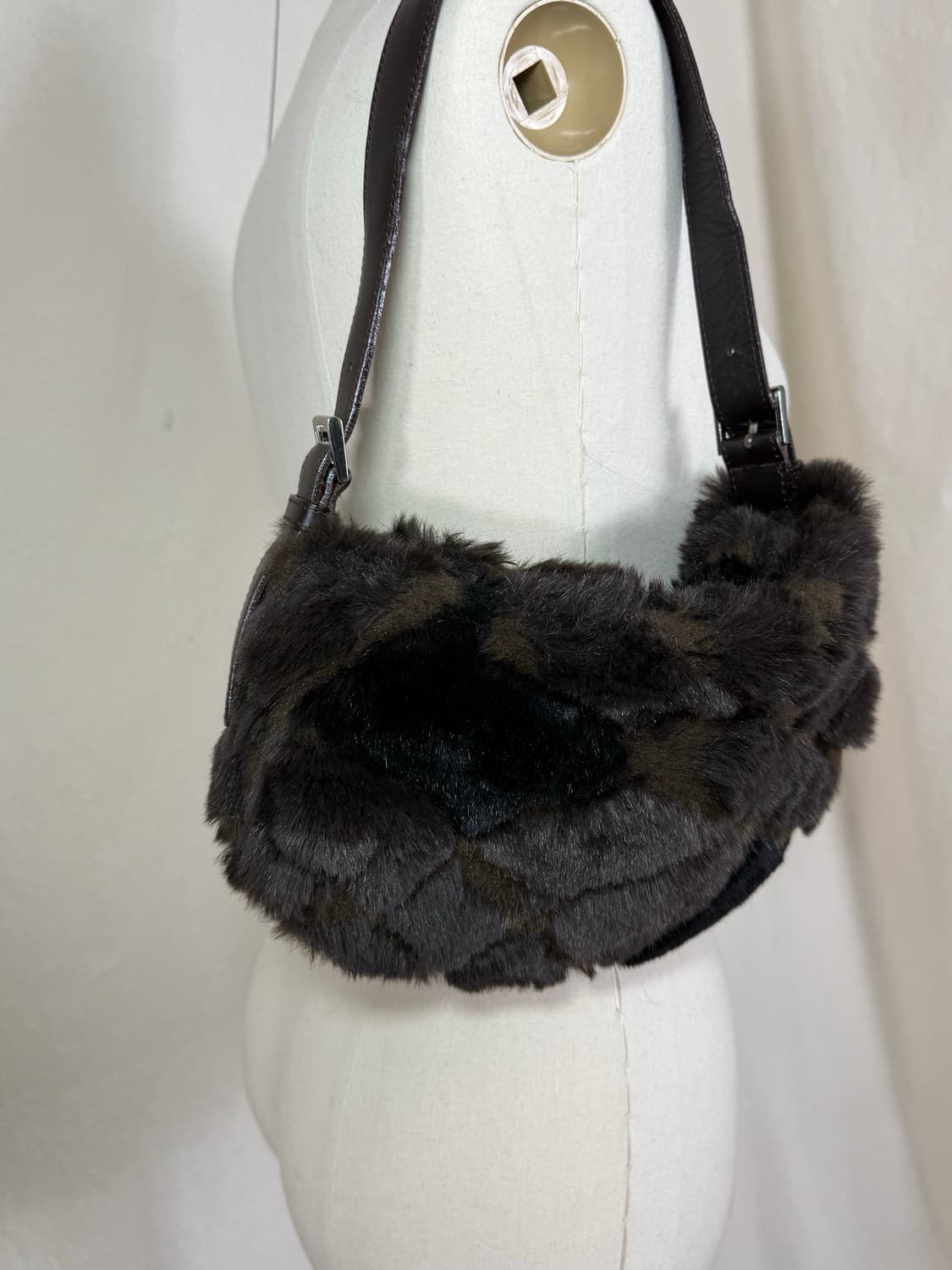 Untitled 퍼 숄더백 상품이미지3