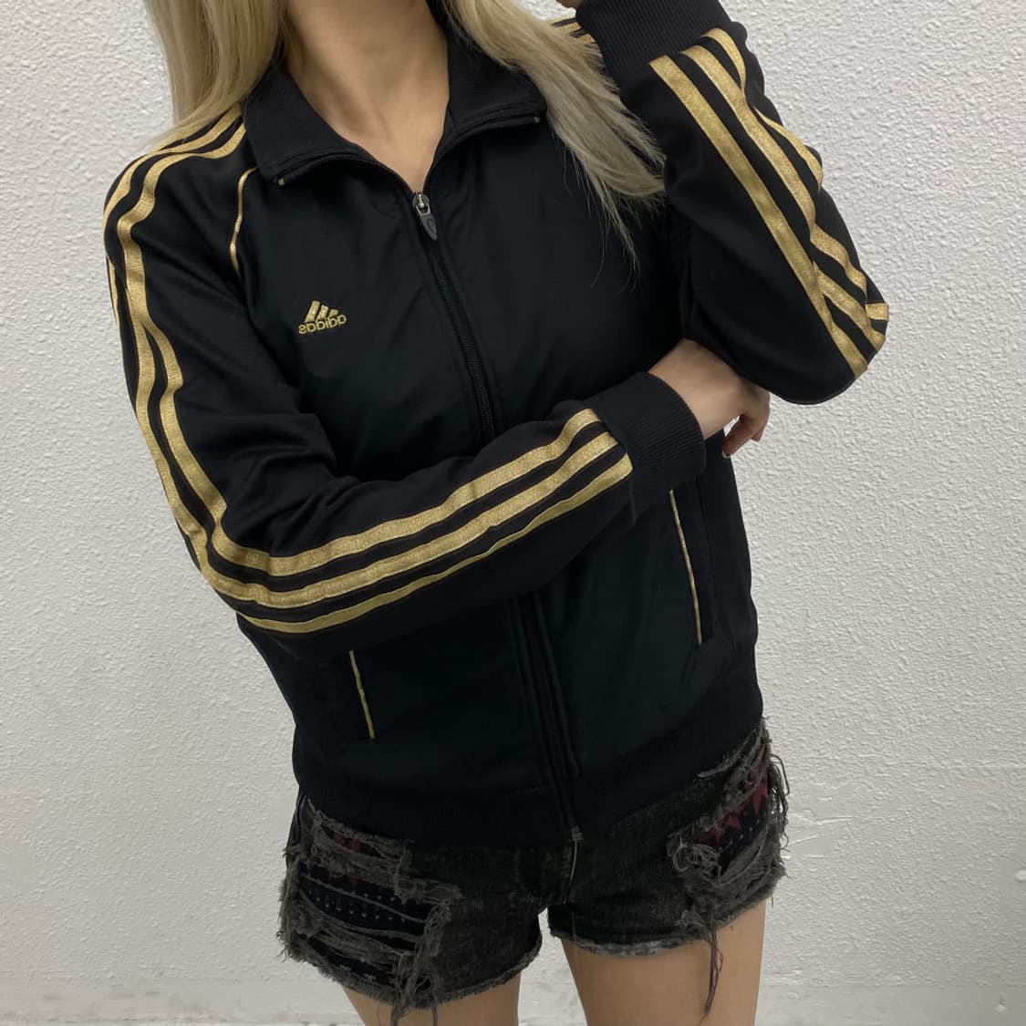 아디다스 에센셜 글리터 골드라인 블랙 트랙탑 95 상품이미지1