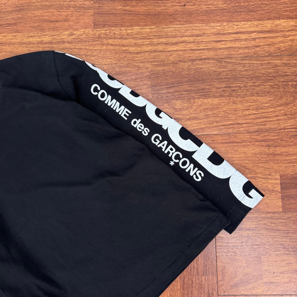 L 꼼데가르송 CDG 블랙 암로고 라운드 티셔츠  상품이미지3