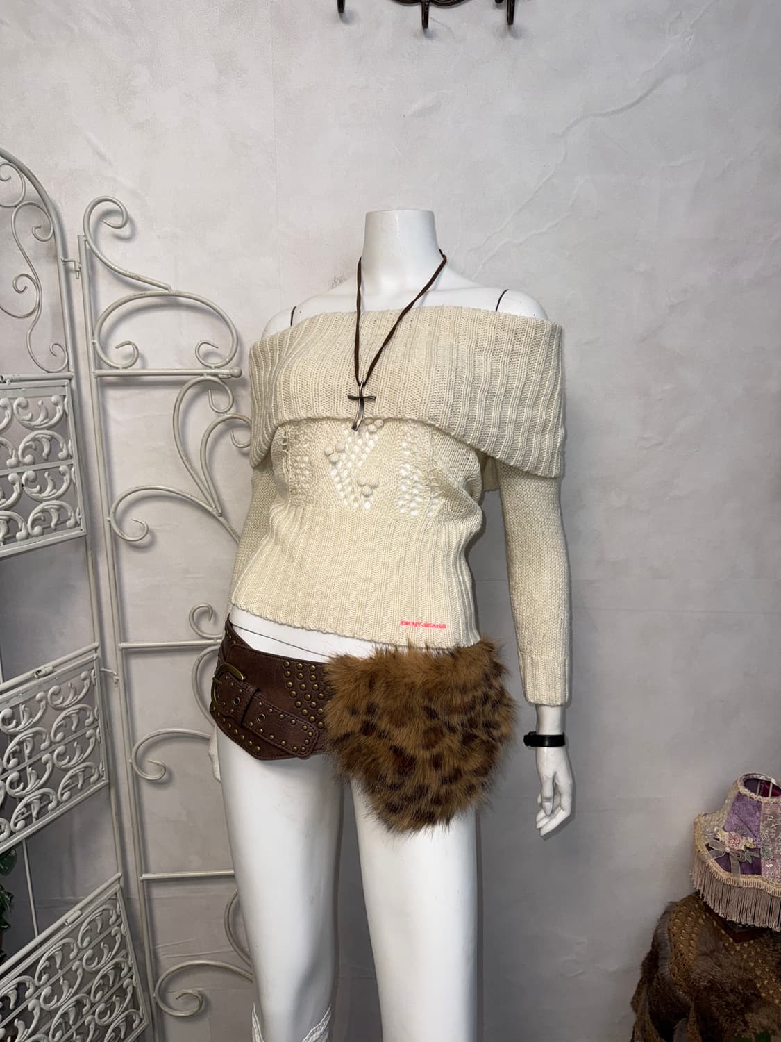 DKNY punching ball off shoulder knit 상품이미지1